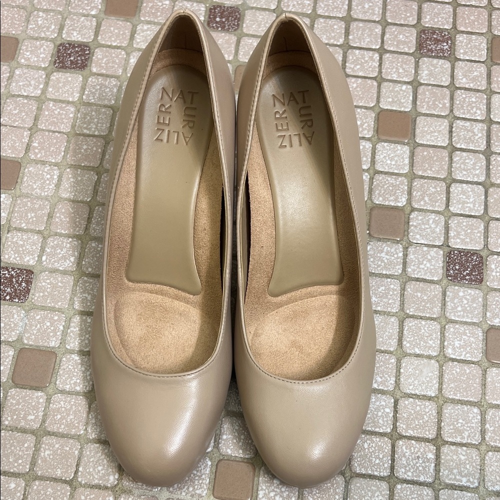 Naturalizer Classic Beige Heels - Picture 6 of 6